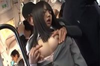 巨乳の女子校生をバス内で痴漢レイプ