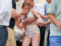 満員電車痴漢で恥ずかしくて声が出せずに犯され続ける女子大生