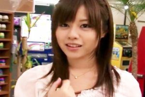 ボーリング場でヤンキーに絡まれてレイプされちゃう美少女